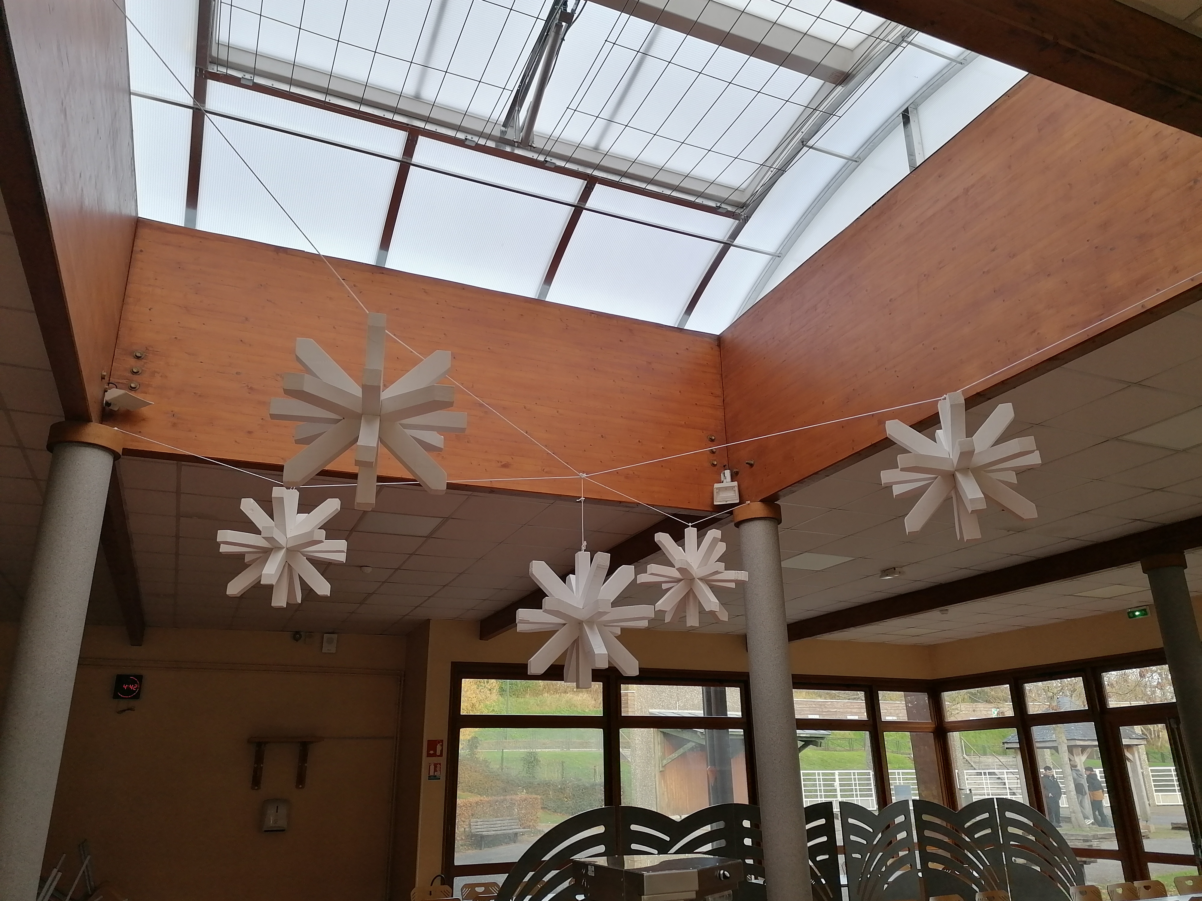 Flocons de Noel en bois réalisé par les élèves de bac pro technicien constructeur bois