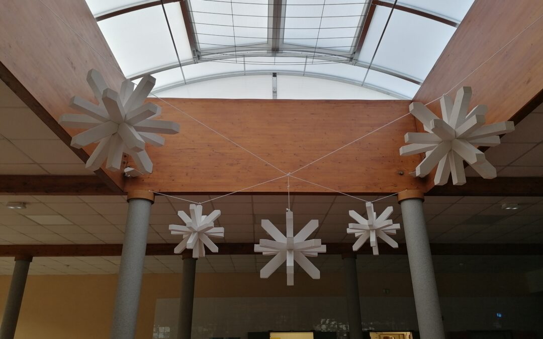 Flocons de Noel en bois réalisé par les élèves de bac pro technicien constructeur bois