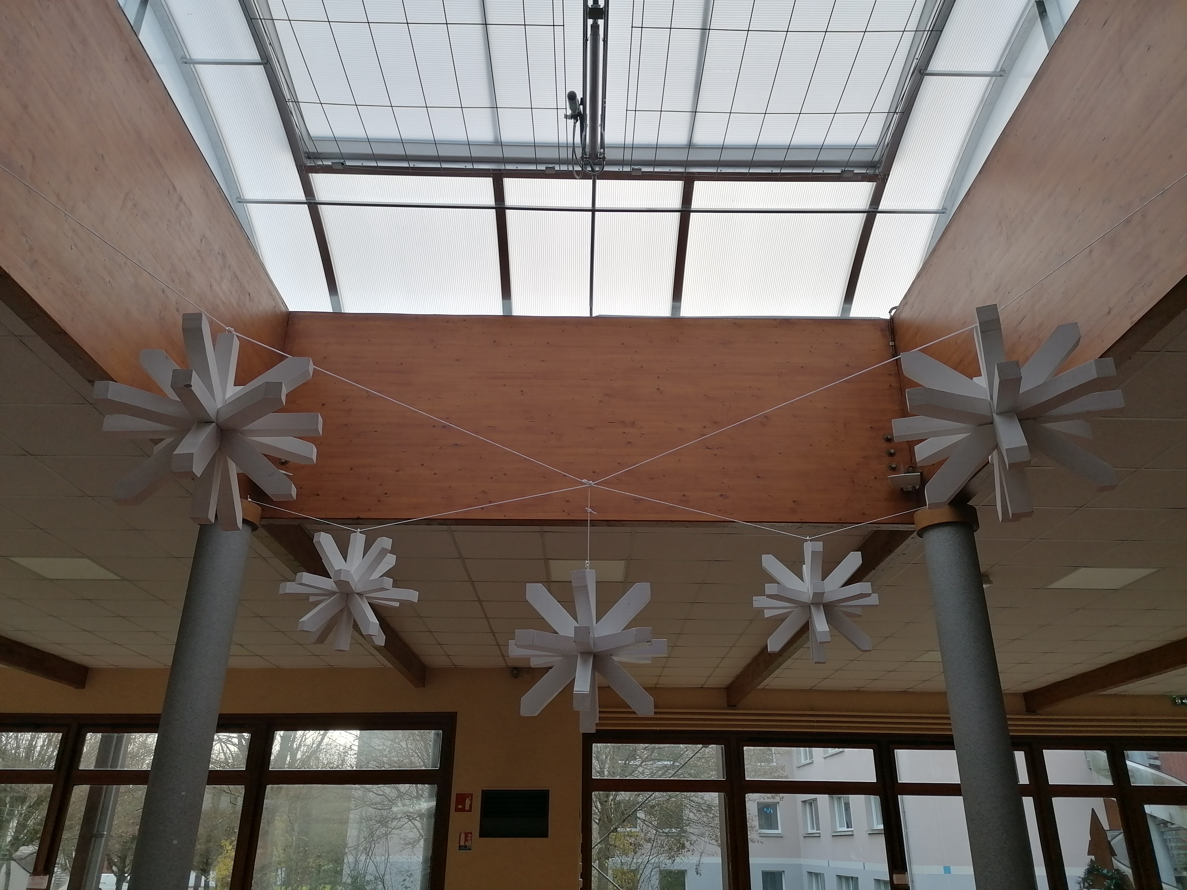 Flocons de Noel en bois réalisé par les élèves de bac pro technicien constructeur bois