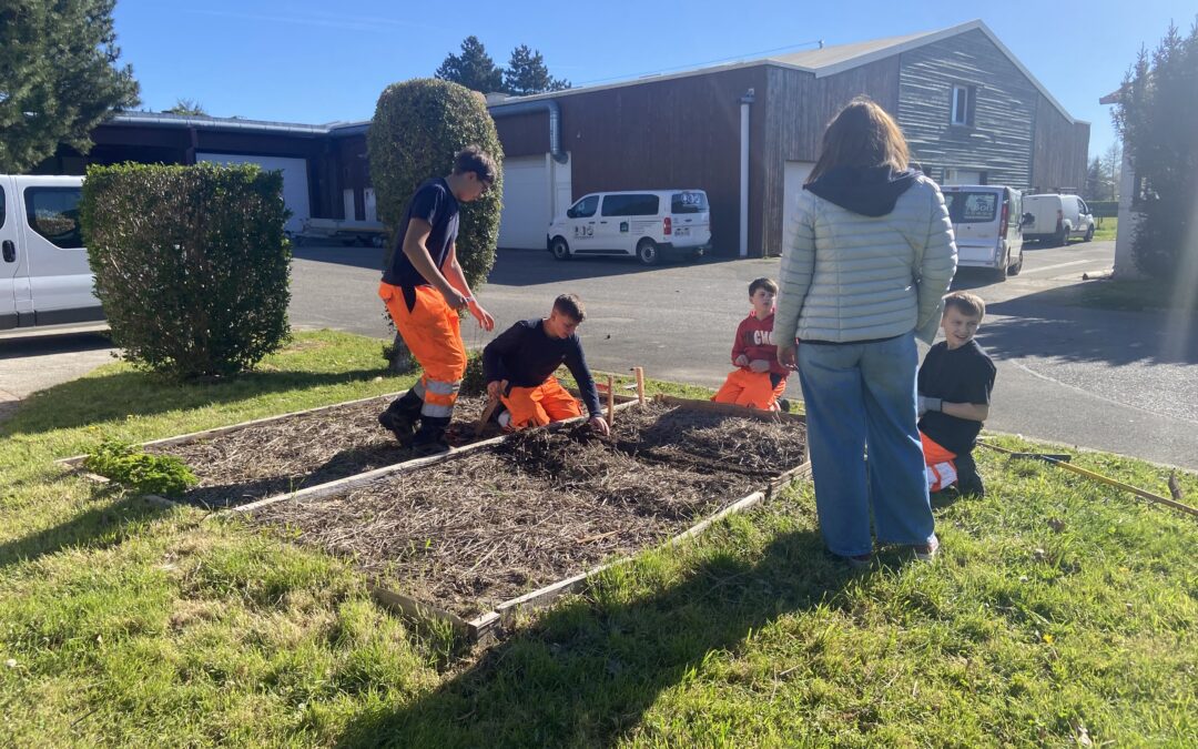 Les 4ᵉ en EPI Jardin : les mains dans la terre ! 