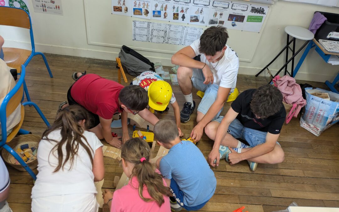 Les CAP Charpentier Bois transmettent leur passion aux élèves de CE1 d’Envermeu.
